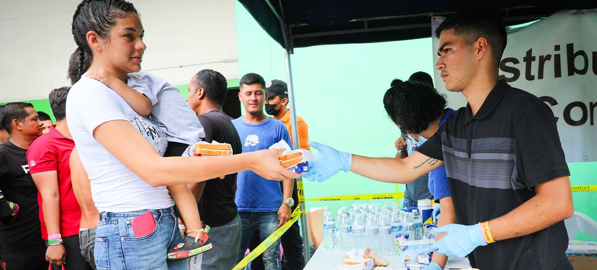 مهاجران ونزوئلایی سرگردان در شهر پاناما کمک های غذایی دریافت می کنند.